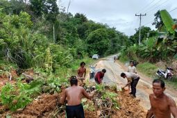 Ruas jalan nasional di Muncin Kapuas Hulu tertimbun longsor