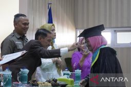 Bupati Gorontalo wisuda peserta Sekolah Lansia angkatan pertama