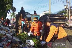 Bupati Cianjur turun langsung bersihkan sampah yang menggunung