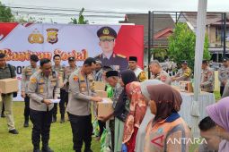 Polda Bengkulu salurkan bantuan sembako ke 1.000 warga kurang mampu
