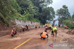 Gubernur Jabar pastikan longsor di jalur Majalengka-Kuningan dibersihkan
