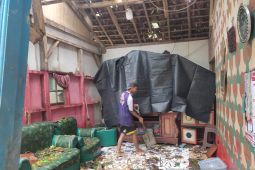 Satu keluarga di Palabuhanratu Sukabumi tertimpa atap rumah yang ambruk
