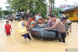 Polisi evakuasi warga terjebak banjir di Sorong