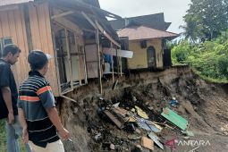 Satu keluarga mengungsi akibat longsor di Mukomuko