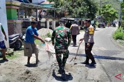 TNI dan Polri di Gorontalo perbaiki jalan berlubang