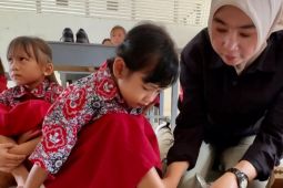 Dinas Pendidikan Kalbar bantu sepatu siswa perbatasan Kalimantan Timur
