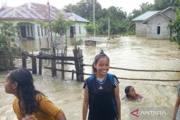 Sejumlah keluarga mengungsi akibat banjir di Mukomuko