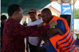 Pemkab Bangka Tengah serahkan sertifikat program sehat nelayan
