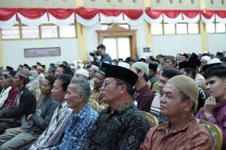 Pemerintah Kabupaten Sambas berikan tali asih kepada imam masjid