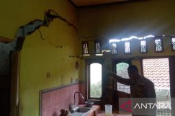 Dua rumah di Pasirbaru Sukabumi rusak berat akibat bencana pergerakan tanah