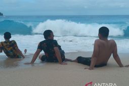 Warga isi libur Nyepi dengan berwisata di pantai Pall-Minahasa Utara