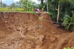 Jalan penghubung di Pandeglang terputus akibat longsor
