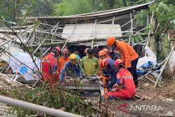 BPBD Bogor evakuasi dua orang korban longsor di Puncak dalam kondisi selamat