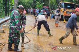 Petugas gabungan tuntaskan penanganan longsor di jalur Majalengka-Kuningan