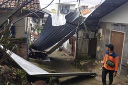 Angin kencang sebabkan sejumlah rumah rusak di Kota Batu