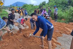 JKU dan komunitas supir perbaiki jalan rusak secara sukarela