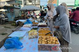 Hari pertama puasa, masyarakat Aceh Timur berburu takjil