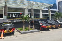 Tim gegana Brimob sterilisasi ruang rapat pleno KPU Papua
