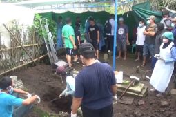 Polisi Jombang bongkar makam warga