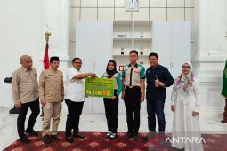 Pemkot Bengkulu serahkan uang pendidikan untuk paskibraka