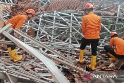 Tujuh siswa dievakuasi dari reruntuhan bangunan SMA 1 Ciampea dalam kondisi luka-luka