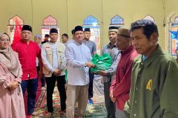 Pj Bupati Lambar serahkan bansos 50 paket sembako ke warga