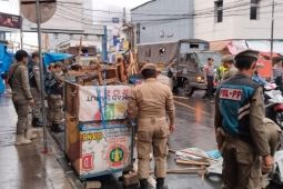 Satpol PP Garut tertibkan PKL berjualan di tempat terlarang