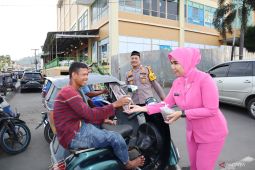 Wujud dekat dengan masyarakat, Kapolres Padangsidimpuan bagikan takjil