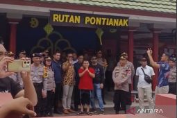 Ratusan buruh melakukan aksi damai di Kejari Pontianak