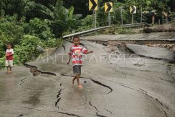 Jalan rusak di Kota Kupang