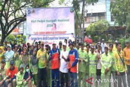 Indocement pelopori bersih-bersih dan tanam pohon