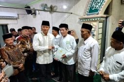 Berkunjung ke Surabaya, Menteri AHY bagikan sertifikat tanah