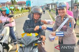 Satlantas Polres Kapuas Hulu bagikan takjil untuk pengendara
