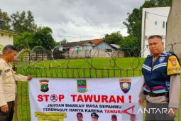 Polisi mengajak pelajar di Bekasi "stop tawuran" lewat spanduk
