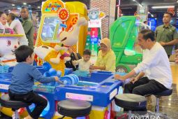 Presiden Jokowi mengajak 3 cucunya ke perbelanjaan Botani Square Mall Bogor