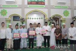 Babel serahkan Rp450 juta bantu empat yayasan di Namang