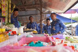 Pj Bupati HSS tinjau ketersediaan bahan pokok dan harga di pasar terpadu
