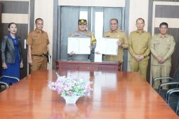 Pj Bupati Langkat serahkan dana hibah pengamanan pilkada