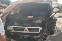 Tabrak pembatas Jalan, penumpang pick up luka berat