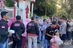 Polres Cianjur bagikan 5.000 paket takjil dan makanan berbuka puasa