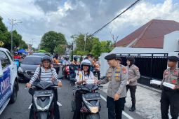 Ditlantas Polda Malut bagi-bagi takjil selama bulan suci Ramadhan