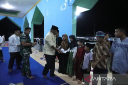 Pj Gubernur menyerahkan hibah Rp333 juta ke tiga yayasan Bangka Barat