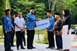 Bupati Halmahera Selatan serahkan santunan BPJS Ketenagakerjaan