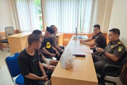 Polisi serahkan empat tersangka pembunuhan pemuda ke Kejari Badung
