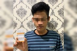 Seorang tenaga pengajar honorer di Bangka Tengah diciduk Polda Babel, simpan sabu di bawah kursi rumah