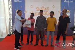 Bulog Aceh salurkan 150 paket sembako buruh bongkar muat