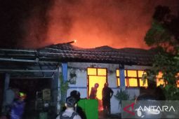 Disdamkar padamkan kebakaran  gedung SMA Negeri 9  Samarinda