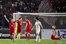 Presiden tersenyum dan acungkan jempol desain jersey timnas