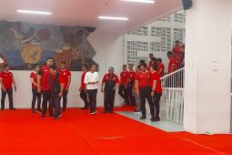 Presiden Jokowi senyum dan acungkan jempol atas desain jersey timnas terbaru