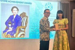 Mooryati Soedibyo menerima Lifetime Achievement Award dari Thailand